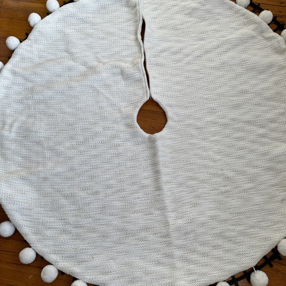 Target Wondershop White and Gold Knit Treeskirt